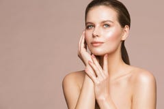 Ritratto di bellezza della donna, Touching Face di modello, bella cura di pelle della ragazza e trattamento fotografie stock libere da diritti Ritratto di bellezza della donna, Touching Face di modello, bella cura di pelle della ragazza e trattamento fotografie stock libere da diritti