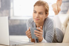 Ritratto di bellezza vaga con il computer portatile ed il caffè fotografie stock Ritratto di bellezza vaga con il computer portatile ed il caffè fotografie stock