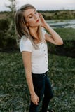 Ritratto di bello giovane modello di moda femminile professionale adulto Person Smiling Outside della donna al parco in natura co fotografia stock libera da diritti Ritratto di bello giovane modello di moda femminile professionale adulto Person Smiling Outside della donna al parco in natura co fotografia stock libera da diritti