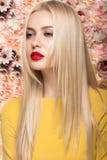 Ritratto di bello modello di moda, dolce e sensuale Trucco di bellezza, capelli Bandiera dei fiori Background fotografia stock Ritratto di bello modello di moda, dolce e sensuale Trucco di bellezza, capelli Bandiera dei fiori Background fotografia stock