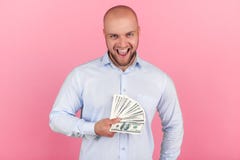 Ritratto di bello uomo calvo con una barba vestita in una camicia bianca ha vinto la lotteria che screming felicemente e tiene un fotografia stock Ritratto di bello uomo calvo con una barba vestita in una camicia bianca ha vinto la lotteria che screming felicemente e tiene un fotografia stock