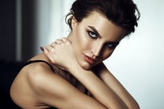 Ritratto di fascino di bella giovane donna Posa di Sensualy fotografie stock libere da diritti Ritratto di fascino di bella giovane donna Posa di Sensualy fotografie stock libere da diritti