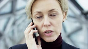 Ritratto di giovane bella donna di affari in un vestito posteriore, senza vetri, camminanti intorno alla città nell'affare video d archivio Ritratto di giovane bella donna di affari in un vestito posteriore, senza vetri, camminanti intorno alla città nell'affare video d archivio