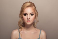 Ritratto di giovane bella donna bionda Acconciatura e trucco fotografie stock Ritratto di giovane bella donna bionda Acconciatura e trucco fotografie stock