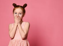Ritratto di giovane bocca seria della copertura della ragazza dello zenzero con entrambe le mani che tengono segreto fotografia stock Ritratto di giovane bocca seria della copertura della ragazza dello zenzero con entrambe le mani che tengono segreto fotografia stock