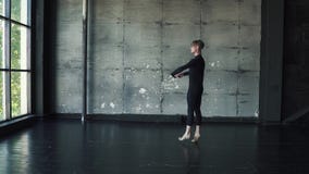 Ritratto di giovane dancing maschio del ballerino di balletto nello studio Movimento lento stock footage Ritratto di giovane dancing maschio del ballerino di balletto nello studio Movimento lento stock footage