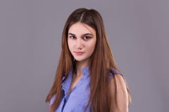 Ritratto di giovane donna castana alla moda sveglia in camicia blu fotografie stock libere da diritti Ritratto di giovane donna castana alla moda sveglia in camicia blu fotografie stock libere da diritti