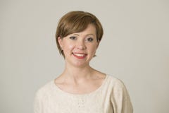 Ritratto di giovane donna felice ed abbastanza rossa dei capelli sul suo 30s nel sorriso dolce e nell'espressione positiva del fr immagine stock libera da diritti Ritratto di giovane donna felice ed abbastanza rossa dei capelli sul suo 30s nel sorriso dolce e nell'espressione positiva del fr immagine stock libera da diritti