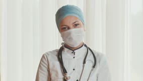 Ritratto di giovane medico femminile in una maschera video d archivio Ritratto di giovane medico femminile in una maschera video d archivio