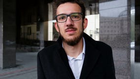 Ritratto di giovane riuscito responsabile in un vestito classico, in vetri e negli sguardi alla macchina fotografica Con corporat stock footage Ritratto di giovane riuscito responsabile in un vestito classico, in vetri e negli sguardi alla macchina fotografica Con corporat stock footage