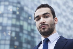 Ritratto di giovane uomo d'affari serio, all'aperto, distretto aziendale Immagini Stock Libere da Diritti Ritratto di giovane uomo d'affari serio, all'aperto, distretto aziendale Immagini Stock Libere da Diritti