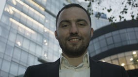 Ritratto di giovane uomo di affari sull'edificio per uffici stock footage Ritratto di giovane uomo di affari sull'edificio per uffici stock footage