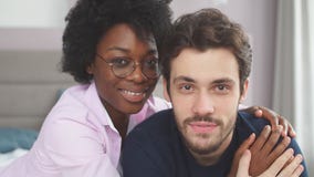Ritratto di giovani coppie di amore della corsa mista che hanno periodi romantici in camera da letto archivi video Ritratto di giovani coppie di amore della corsa mista che hanno periodi romantici in camera da letto archivi video