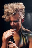 Ritratto di grida della donna punk con body art fotografia stock libera da diritti Ritratto di grida della donna punk con body art fotografia stock libera da diritti