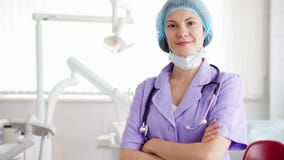 Ritratto di medico femminile professionista che sta nella stanza di ospedale Medico della donna con lo stetoscopio archivi video Ritratto di medico femminile professionista che sta nella stanza di ospedale Medico della donna con lo stetoscopio archivi video