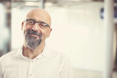 Ritratto di sorridere maturo dell'uomo immagini stock Ritratto di sorridere maturo dell'uomo immagini stock