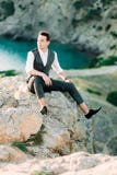 Ritratto di stordimento dell'uomo bello in montagne in vestito grigio immagine stock libera da diritti Ritratto di stordimento dell'uomo bello in montagne in vestito grigio immagine stock libera da diritti