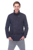 Ritratto di un sorridere affascinante del giovane Immagini Stock Libere da Diritti Ritratto di un sorridere affascinante del giovane Immagini Stock Libere da Diritti
