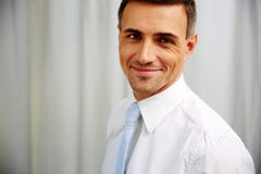 Ritratto di un uomo d'affari bello felice fotografia stock libera da diritti Ritratto di un uomo d'affari bello felice fotografia stock libera da diritti