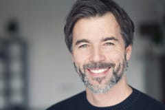 Ritratto di un uomo maturo che sorride alla macchina fotografica immagine stock libera da diritti Ritratto di un uomo maturo che sorride alla macchina fotografica immagine stock libera da diritti