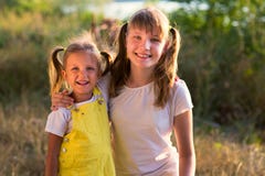 Ritratto di una bambina con la sorella più anziana teenager in natura fotografia stock Ritratto di una bambina con la sorella più anziana teenager in natura fotografia stock