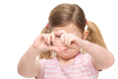 Ritratto di una bambina sveglia che mostra il segno di forma del cuore con le dita Immagine Stock Ritratto di una bambina sveglia che mostra il segno di forma del cuore con le dita Immagine Stock