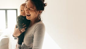 Ritratto di una donna con il suo bambino fotografia stock libera da diritti Ritratto di una donna con il suo bambino fotografia stock libera da diritti