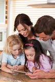 Ritratto di una famiglia felice facendo uso di un computer della compressa insieme fotografie stock Ritratto di una famiglia felice facendo uso di un computer della compressa insieme fotografie stock