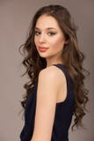 Ritratto di una giovane donna con bei trucco e hairstyl fotografie stock libere da diritti Ritratto di una giovane donna con bei trucco e hairstyl fotografie stock libere da diritti