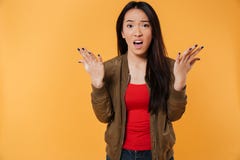 Ritratto di una ragazza asiatica confusa frustrata immagine stock libera da diritti Ritratto di una ragazza asiatica confusa frustrata immagine stock libera da diritti