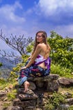 Ritratto di una ragazza felice e di maxi gonna floreale vestita con la cima fotografia stock Ritratto di una ragazza felice e di maxi gonna floreale vestita con la cima fotografia stock