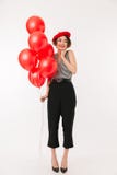 Ritratto integrale di una donna sorridente che porta berretto rosso immagini stock libere da diritti Ritratto integrale di una donna sorridente che porta berretto rosso immagini stock libere da diritti