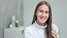 Ritratto medio del primo piano della giovane donna europea sorridente che esamina macchina fotografica video d archivio Ritratto medio del primo piano della giovane donna europea sorridente che esamina macchina fotografica video d archivio