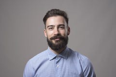 Ritratto orizzontale della spalla e capo di giovane uomo barbuto di affari che sorride alla macchina fotografica Fotografie Stock Ritratto orizzontale della spalla e capo di giovane uomo barbuto di affari che sorride alla macchina fotografica Fotografie Stock