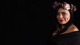 Ritratto scuro di bella giovane donna fotografie stock Ritratto scuro di bella giovane donna fotografie stock