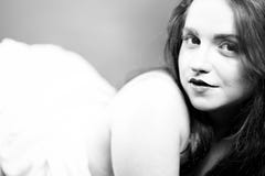 Ritratto sensuale di giovane donna nuda immagini stock Ritratto sensuale di giovane donna nuda immagini stock
