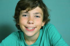 Ritratto sorridente alto vicino del ragazzo Fotografie Stock Ritratto sorridente alto vicino del ragazzo Fotografie Stock