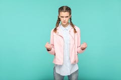 Ritratto triste arrabbiato di bella ragazza sveglia che sta con il trucco a fotografia stock libera da diritti Ritratto triste arrabbiato di bella ragazza sveglia che sta con il trucco a fotografia stock libera da diritti