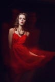Ritratto vago di arte di colore di una ragazza su un fondo scuro Adatti la donna con bello trucco e un vestito leggero dall'estat immagine stock libera da diritti Ritratto vago di arte di colore di una ragazza su un fondo scuro Adatti la donna con bello trucco e un vestito leggero dall'estat immagine stock libera da diritti