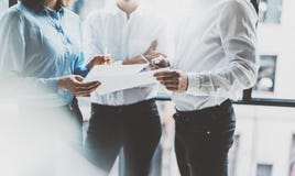 Riunione del gruppo di affari, processo del lavoro Squadra professionale della foto che lavora con il nuovo progetto startup I pr immagini stock Riunione del gruppo di affari, processo del lavoro Squadra professionale della foto che lavora con il nuovo progetto startup I pr immagini stock