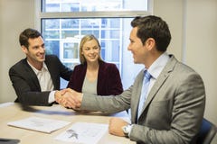 Riunione delle coppie con il consulente finanziario, stretta di mano fotografia stock Riunione delle coppie con il consulente finanziario, stretta di mano fotografia stock