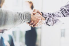Riunione di associazione di affari Stretta di mano dei businessmans dell'immagine Riuscito handshake degli uomini d'affari dopo i fotografia stock libera da diritti Riunione di associazione di affari Stretta di mano dei businessmans dell'immagine Riuscito handshake degli uomini d'affari dopo i fotografia stock libera da diritti