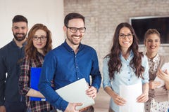 Riuscita società con i lavoratori felici immagine stock Riuscita società con i lavoratori felici immagine stock