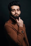 Riuscito uomo d'affari sicuro in cappotto marrone fotografie stock Riuscito uomo d'affari sicuro in cappotto marrone fotografie stock