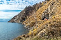 Rivage du lac Baïkal sur le chemin de fer de Circum-Baikal photos stock Rivage du lac Baïkal sur le chemin de fer de Circum-Baikal photos stock
