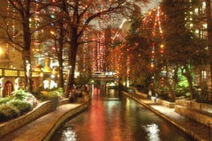 Riverwalk en San Antonio en la noche en los días de fiesta fotografía de archivo Riverwalk en San Antonio en la noche en los días de fiesta fotografía de archivo