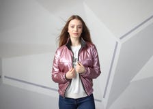 Rivestimento d'uso con area per il vostro logo, modello della ragazza della ragazza della maglia con cappuccio delle donne bianch fotografie stock libere da diritti Rivestimento d'uso con area per il vostro logo, modello della ragazza della ragazza della maglia con cappuccio delle donne bianch fotografie stock libere da diritti
