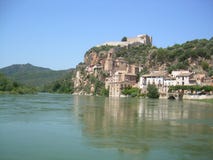 Rivier Ebro aangezien het door de stad van Miravet, Tarragona overgaat stock fotografie Rivier Ebro aangezien het door de stad van Miravet, Tarragona overgaat stock fotografie