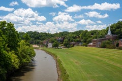 Rivier en een wegmanier in Loodglans stock afbeelding Rivier en een wegmanier in Loodglans stock afbeelding