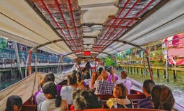 Rivierboot die passagiers en toerist onderaan Chao Praya-rivier vervoeren Royalty-vrije Stock Foto Rivierboot die passagiers en toerist onderaan Chao Praya-rivier vervoeren Royalty-vrije Stock Foto